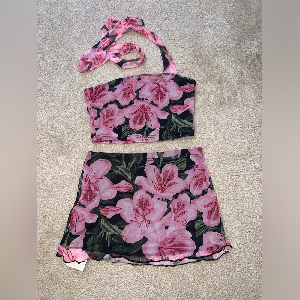 SIZE SMALL two piece matching set that is SO CUTE. Perfect for vacation !